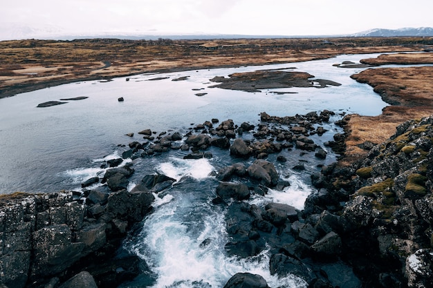 Foto el río de montaña de ehsaraurfoss cae en la falla de silfra tingwedlir valley