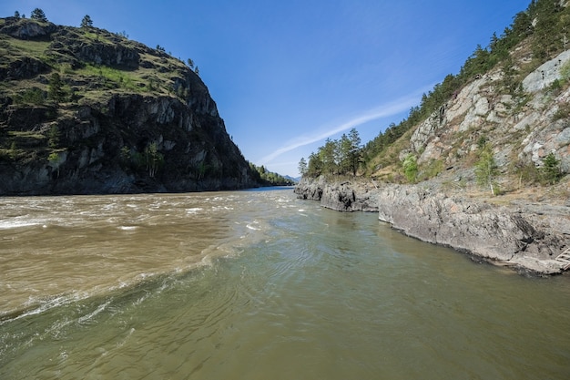 Río de montaña fluye entre las rocas