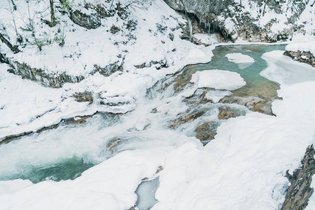 Foto río de montaña en invierno