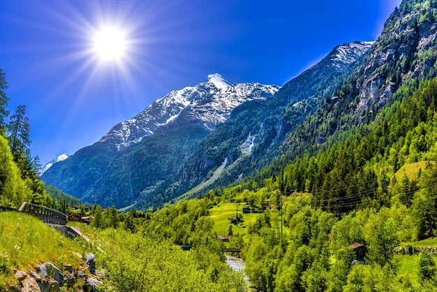 Río de montaña en las montañas de los Alpes suizos Sankt Niklaus Visp Wal