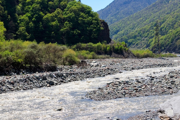 Río de montaña en las montañas del Cáucaso