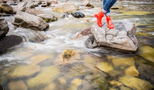 Foto río de montaña con piedras