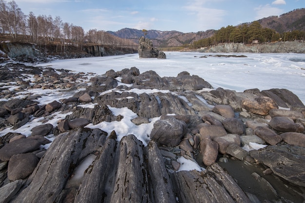 Río de montaña rápida Katun en invierno