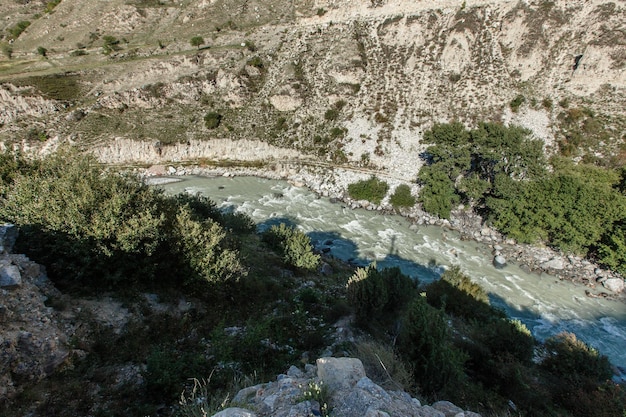 Río de montaña rápido en KabardinoBalkaria Rusia Cáucaso