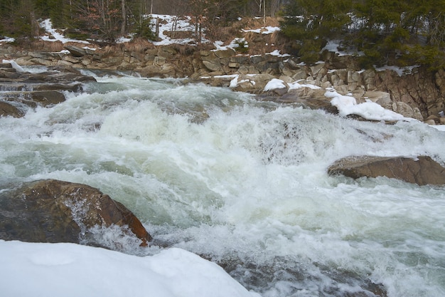 Río de montaña tormentosa