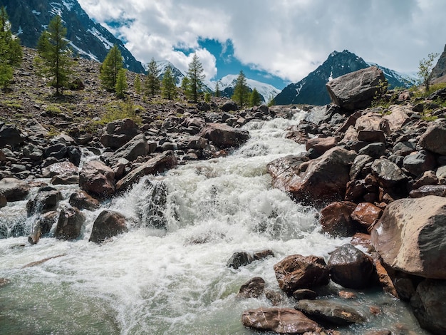 Foto río de montaña tormentoso con rápidos. hermoso paisaje alpino con agua azul en fast river. poder majestuoso de la naturaleza de las tierras altas.