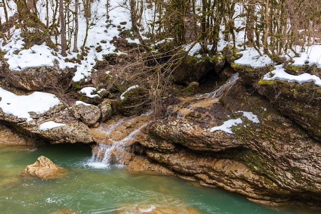 Río en las montañas. área montañosa. foto en un día nublado de larga exposición. cascadas en las montañas en el bosque, paisaje invernal de ríos de montaña