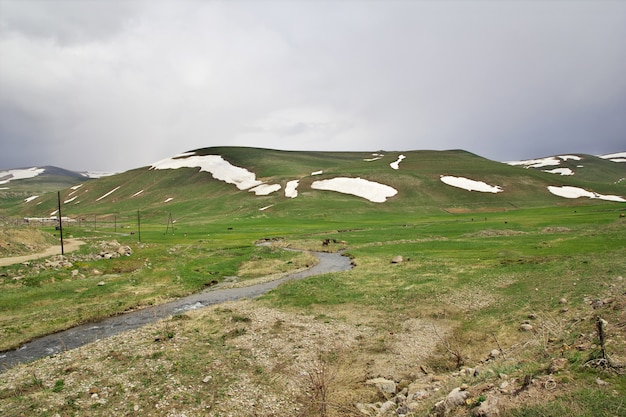 El río en las montañas del Cáucaso, Armenia