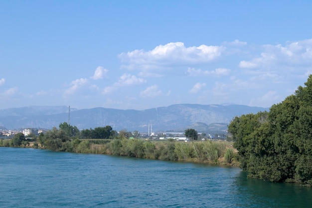 Río y montañas en el fondo paisaje de verano pavo campo azul verde agua día soleado con cielo despejado