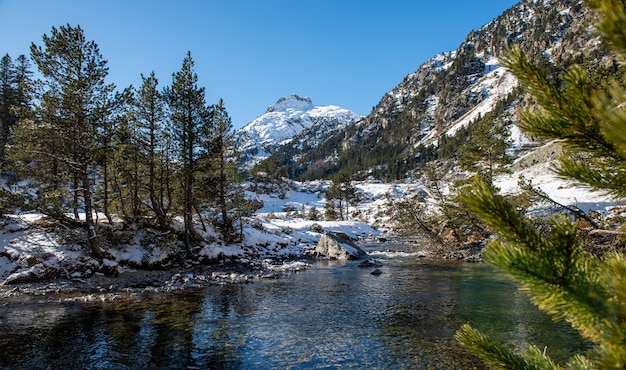 Río en las montañas nevadas de los Pirineos, Francia