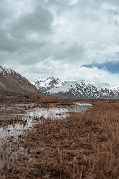 Río en montañas nevadas