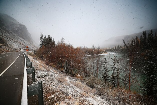 Río y montañas nieve estacional, fondo de paisaje, vista panorámica