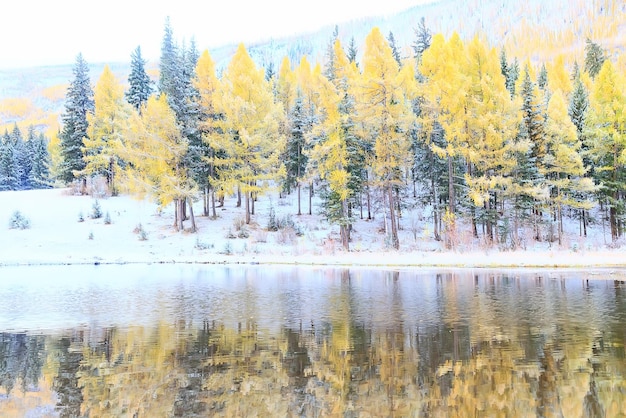 Río y montañas nieve estacional, fondo de paisaje, vista panorámica