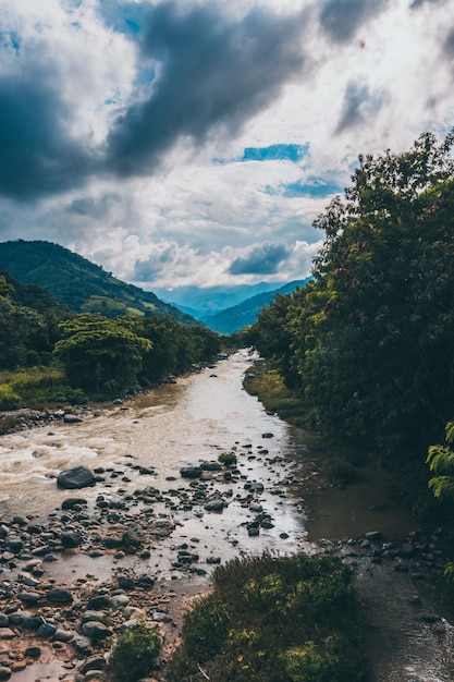 un río con montañas y nubes