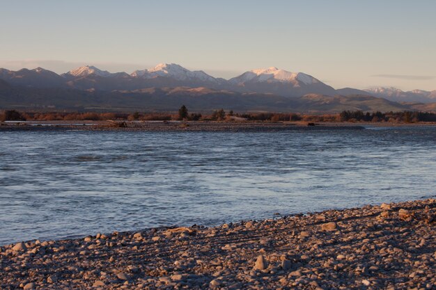 río y montañas en primavera. Río Waiau, Nueva Zelanda