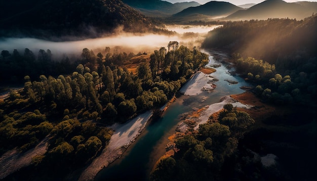 Un río en las montañas con el sol brillando sobre él.