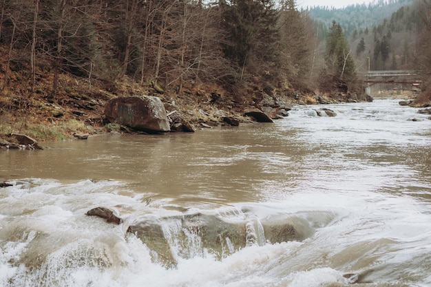 río de las montañas