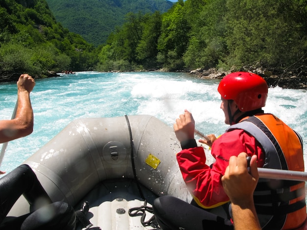 Rio montenegro tara, no norte de montenegro, foi aprovado em competições de rafting