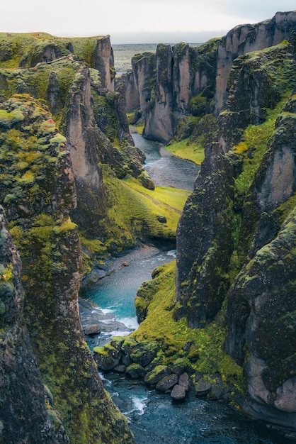 un río con un montón de rocas y una montaña