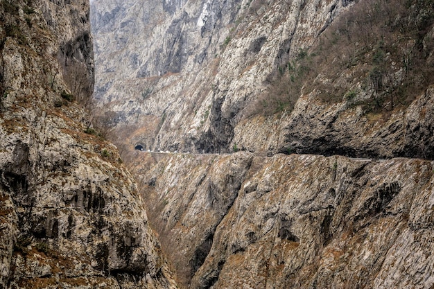Río Moraca, cañón Platije. Hermoso Cañón de Moraca en invierno, Montenegro o Crna Gora, Europa. montenegro, cañón, carretera de montaña.