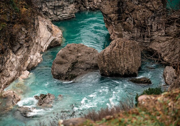 Río Moraca, cañón Platije. montenegro, cañón, carretera de montaña. Viaje pintoresco, hermoso río turquesa de montaña.