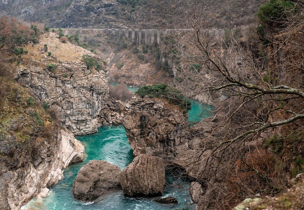 Rio Moraca, canyon Platije. Belo Canyon do Rio Moraca no inverno, Montenegro ou Crna Gora, Balcãs, Europa. montenegro, canyon, estrada de montanha.