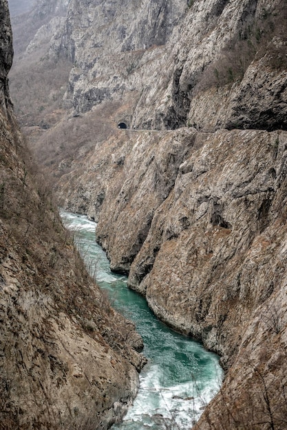 Rio moraca canyon platije montenegro canyon mountain road viagem pitoresca pelas estradas de montenegro entre rochas e túneis