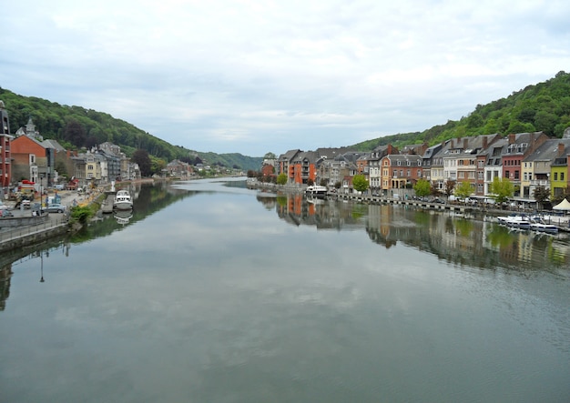 Río Mosa en la hermosa ciudad de Dinant, región de Valonia, Bélgica