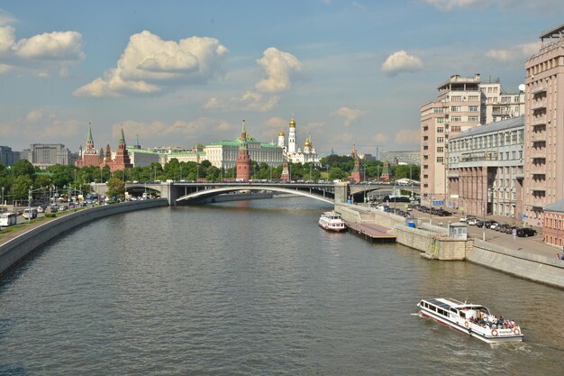 Rio Moscou e o Kremlin de Moscou