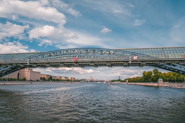 Rio moscou, ponte andreevsky. ponte em arco sobre o rio moscou. rússia.