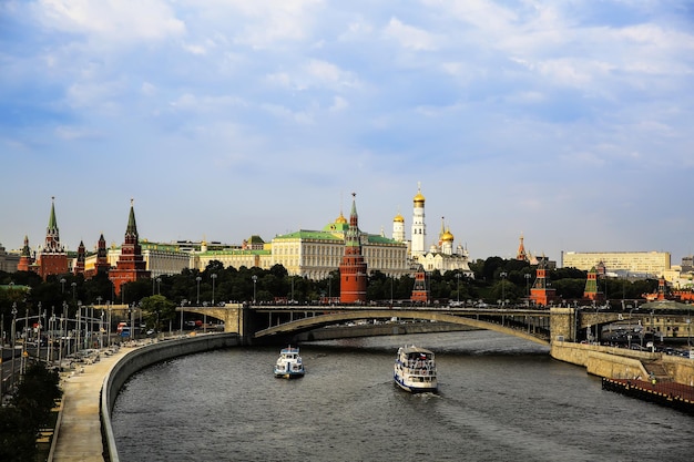 Río Moscú y Kremlin en Moscú, Rusia