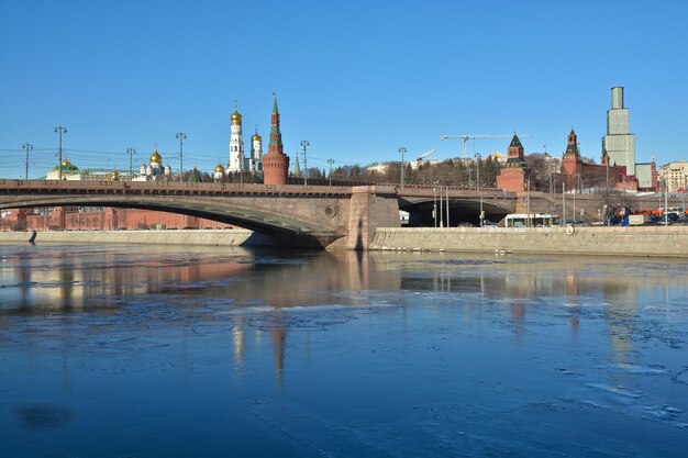 Río de Moscú el Kremlin