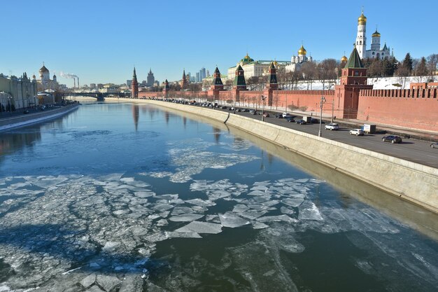 Río de Moscú el Kremlin