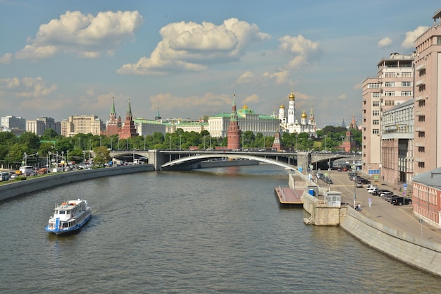 Río de Moscú y el Kremlin