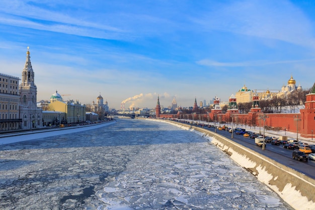 Río Moskva congelado contra terraplén Kremlevskaya en invierno