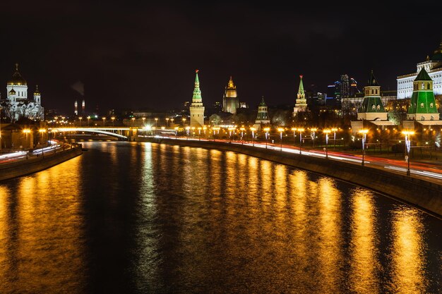 Río Moskva y Kremlin iluminados en Moscú