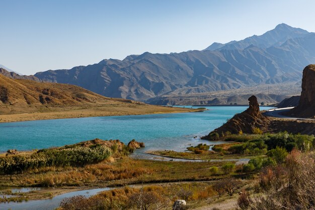 Foto río naryn en las montañas de kirguistán.