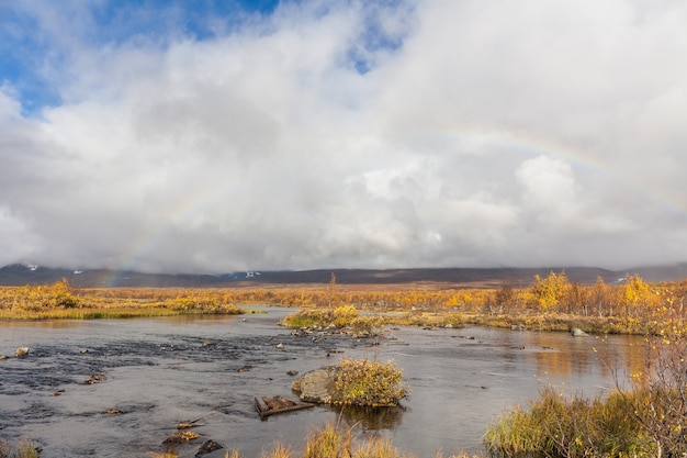 Rio nas montanhas árticas de um Parque Nacional de Sarek.