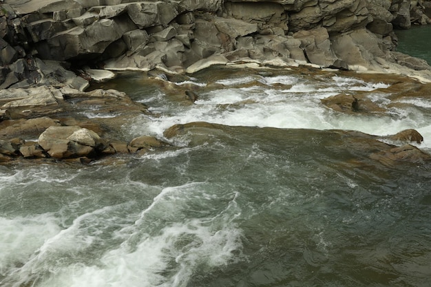 Rio nas montanhas dos cárpatos no outono