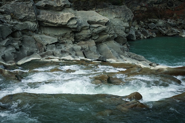 Rio nas montanhas dos Cárpatos no outono