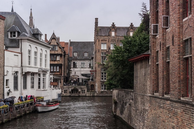 El rio Nieuwe Maas pasando por el casco antiguo de Rotterdam