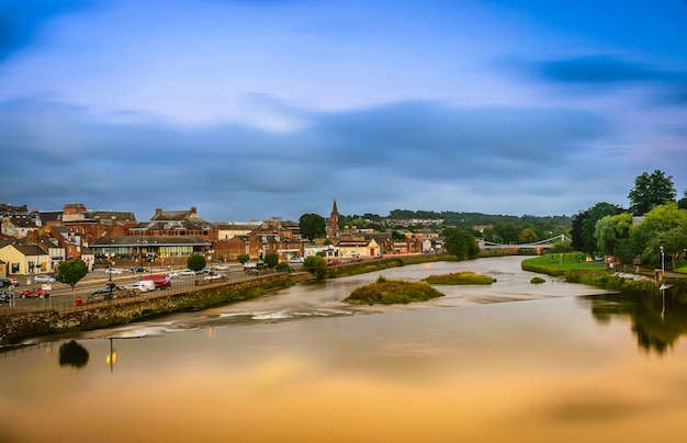 El río Nith en Dumfries, Escocia.