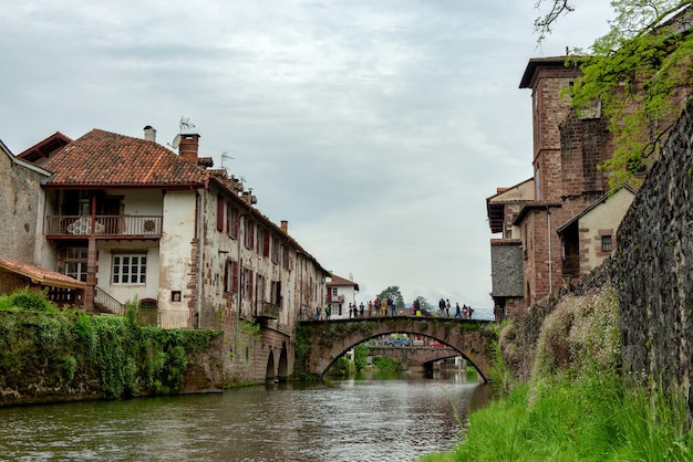 El río Nive en Saint-Jean-Pied-de-Port, Francia