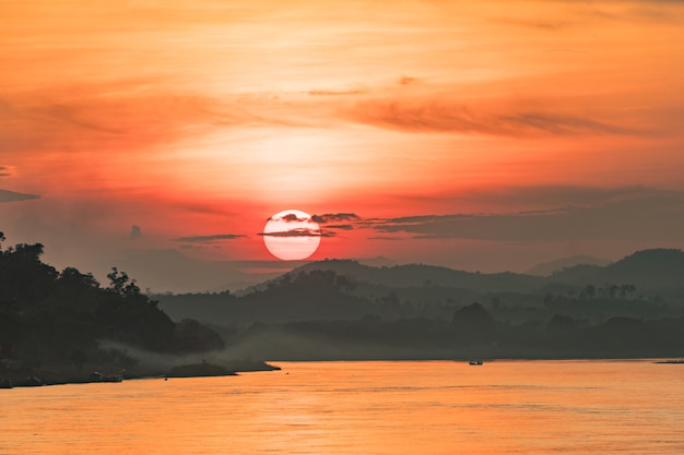 Rio no pôr do sol de noite