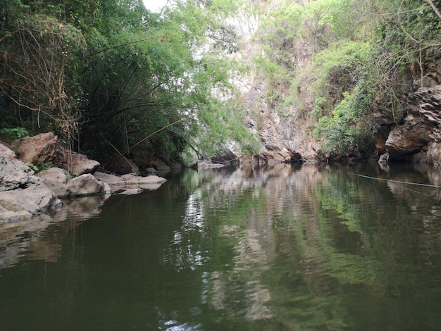 Rio no vale em Pha Hob Mae Moh Tailândia