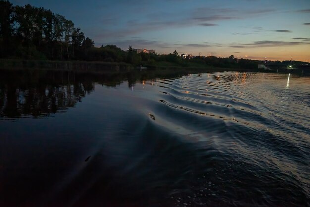 río nocturno al atardecer vista desde el barco