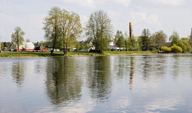 Río y orilla con casas.