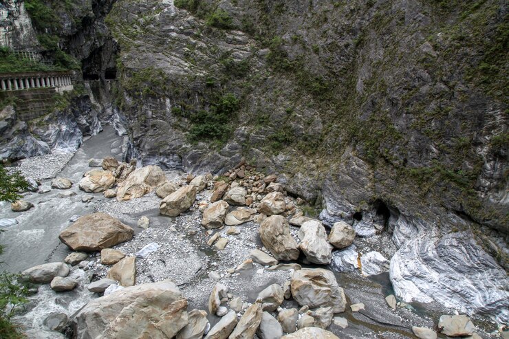 Río oscuro en el Parque Nacional Taroko después de la tormenta de lluvia en Taiwán