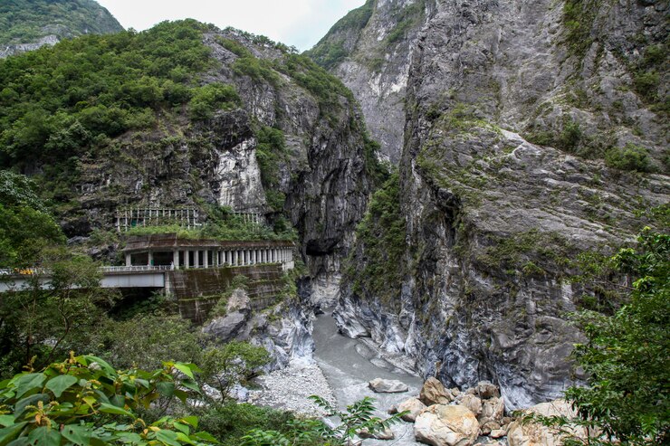 Río oscuro en el Parque Nacional Taroko después de la tormenta de lluvia en Taiwán