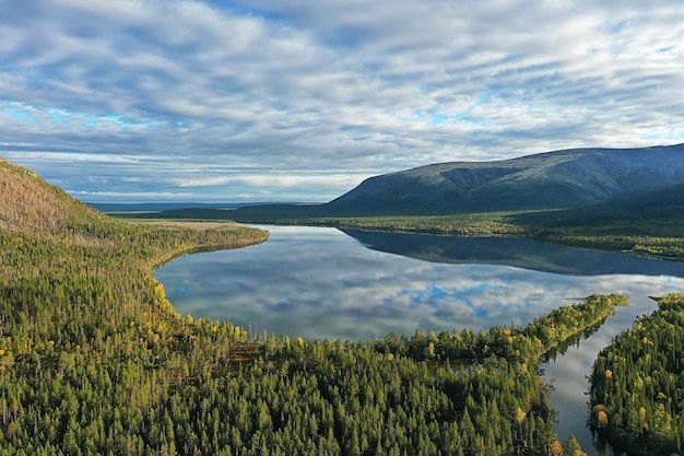 Río otoño vista desde el bosque de drones, vista aérea panorámica del paisaje